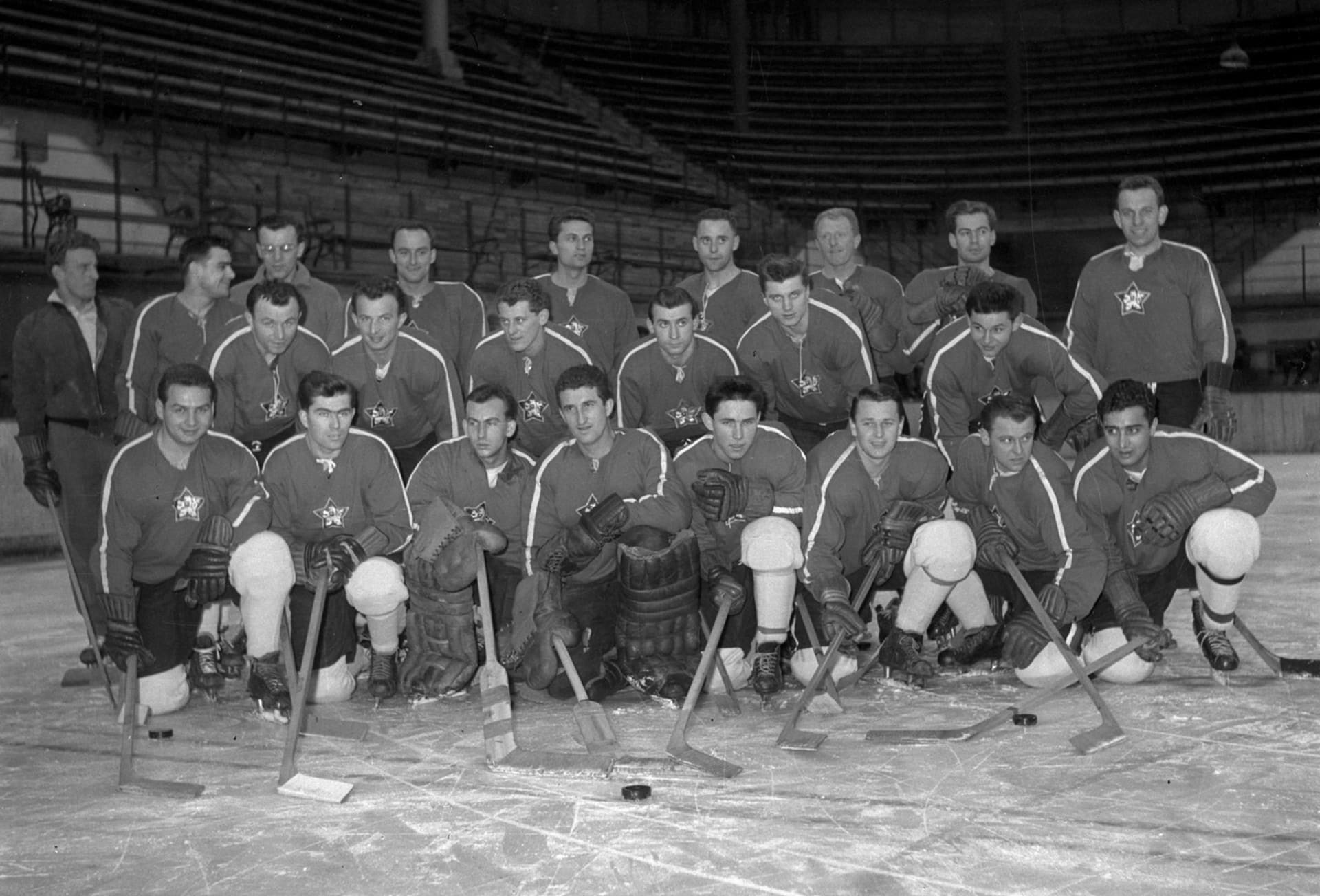 Hokejová reprezentace na mistrovství světa 1959, hraném na domácím ledě. Vladimír Nadrchal ve spodní řadě třetí zleva.