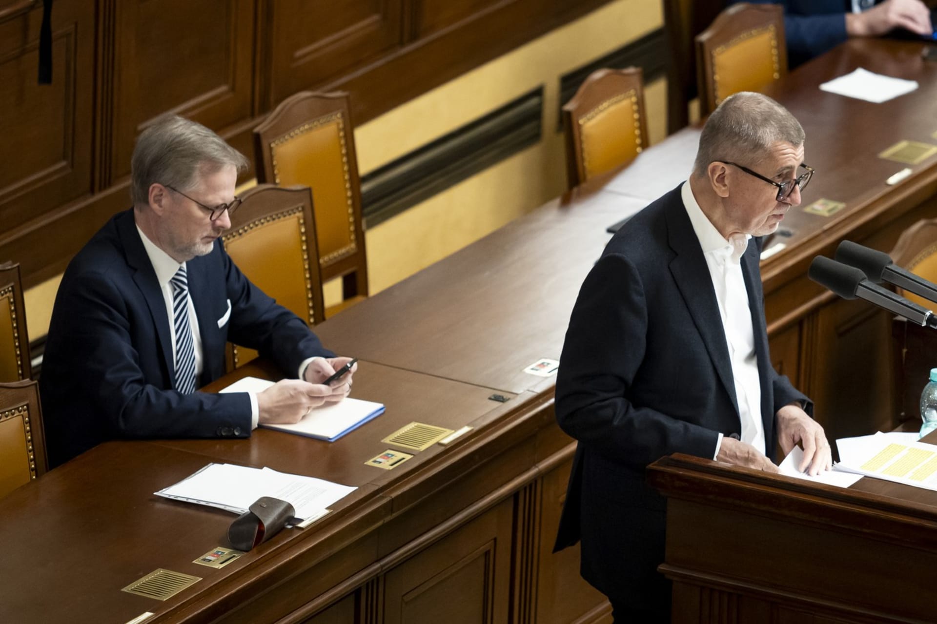 Premiér Petr Fiala (ODS) a Andrej Babiš (ANO) ve Sněmovně