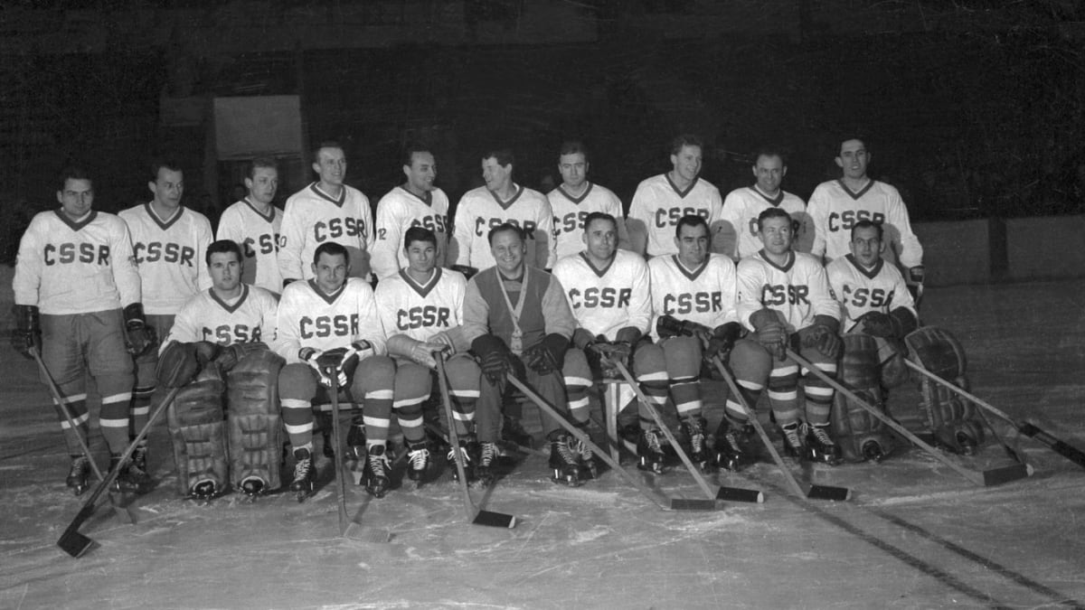 Československá reprezentace na olympiádě 1964 v Innsbrucku. Vladimír Nadrchal sedí vpravo dole.