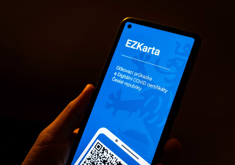 Nová mobilní aplikace EZKarta nahrazuje původní covidovou aplikaci Tečka.
