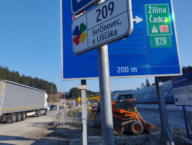 Těsně za čárou. V první slovenské dědině za přechodem v Mostech u Jablunkova. Ve Svrčinovci. Z peněz Evropské unie se tu staví dálnice i obchvat obce.