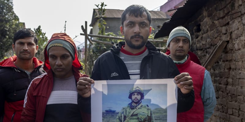 V řadách ruské armády bojují tisíce Nepálců. Jejich rodiny je chtějí zpět.