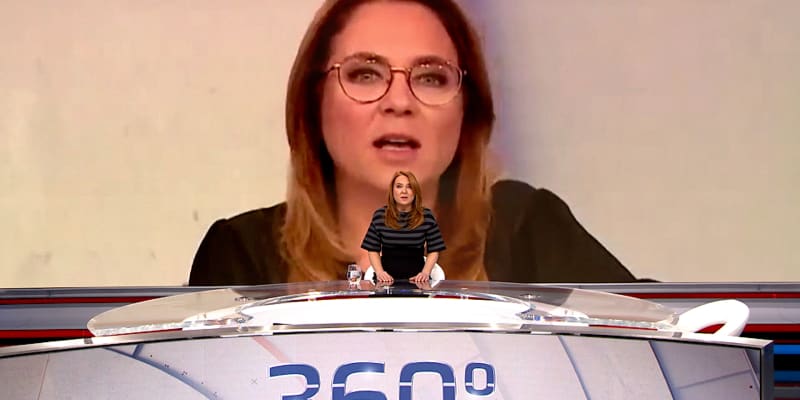 Moderátorka Pavlína Wolfová, za níž běží video, v němž podvodníci využili její tvář k falešným záběrům deepfake.