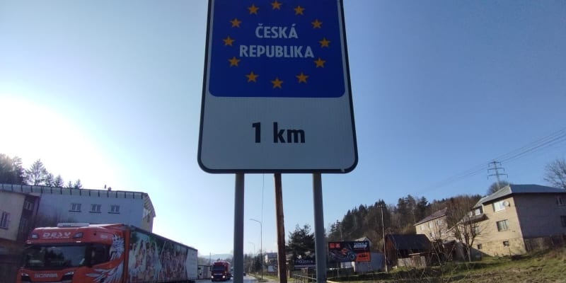 Těsně za čárou. V první slovenské dědině za přechodem v Mostech u Jablunkova. Ve Svrčinovci. Z peněz Evropské unie se tu staví dálnice i obchvat obce, který dědina nutně potřebuje.
