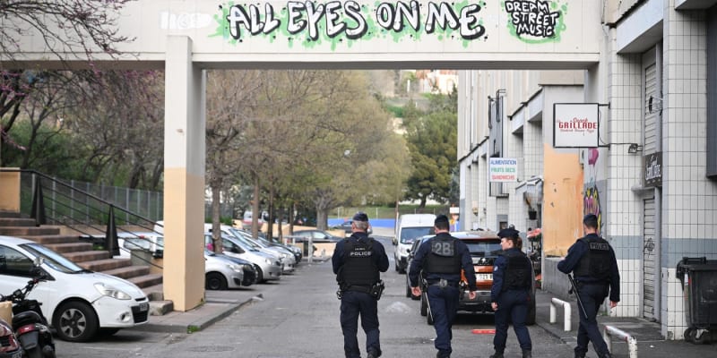 Policie v Marseille bojuje proti drogovým gangům.