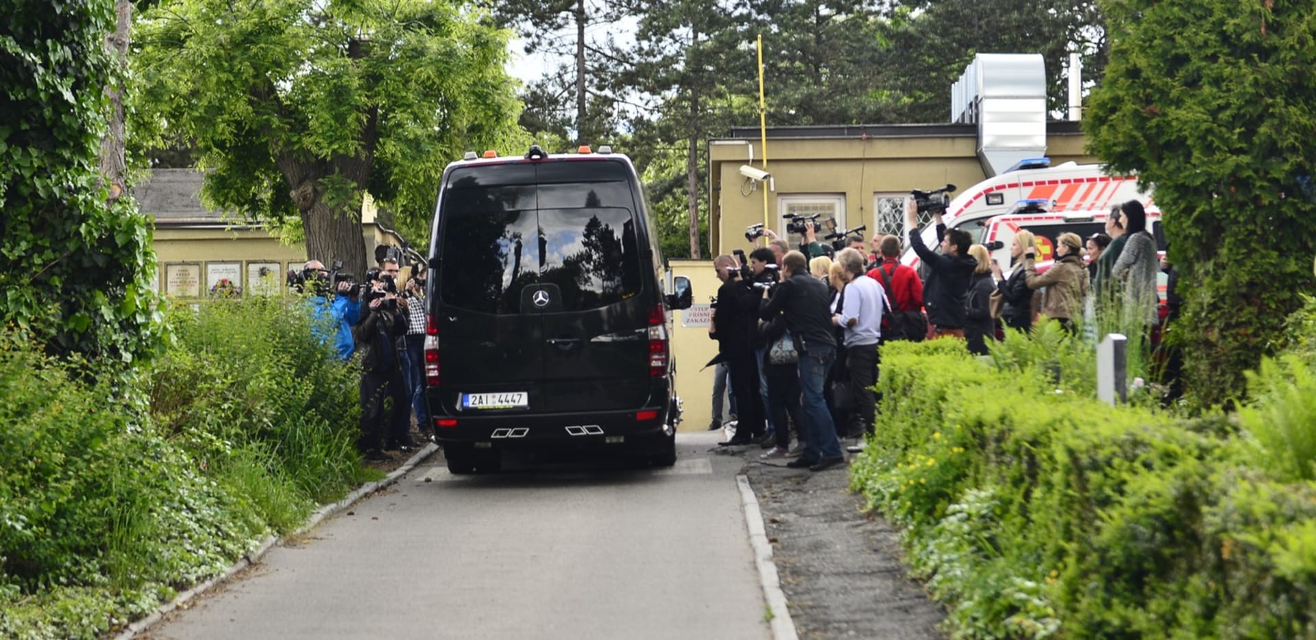 Novináři i veřejnost museli zůstat za branami malé síně strašnického krematoria v Praze, kde pohřeb Ivety Bartošové 12. 5. 2014 proběhl. 