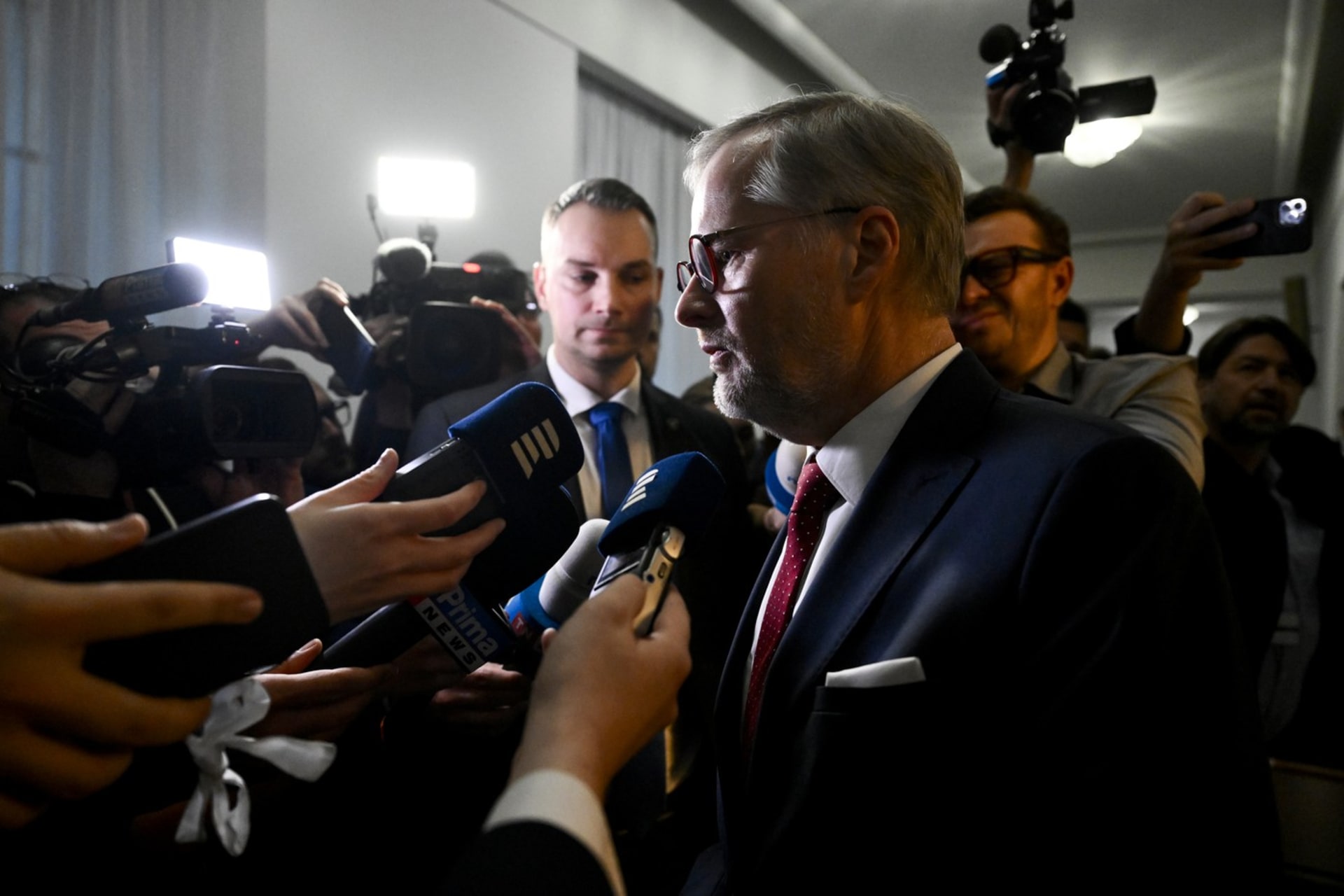 Podle komentátora Martina Schmarcze voliči premiéra Petra Fialu (ODS) trestají.