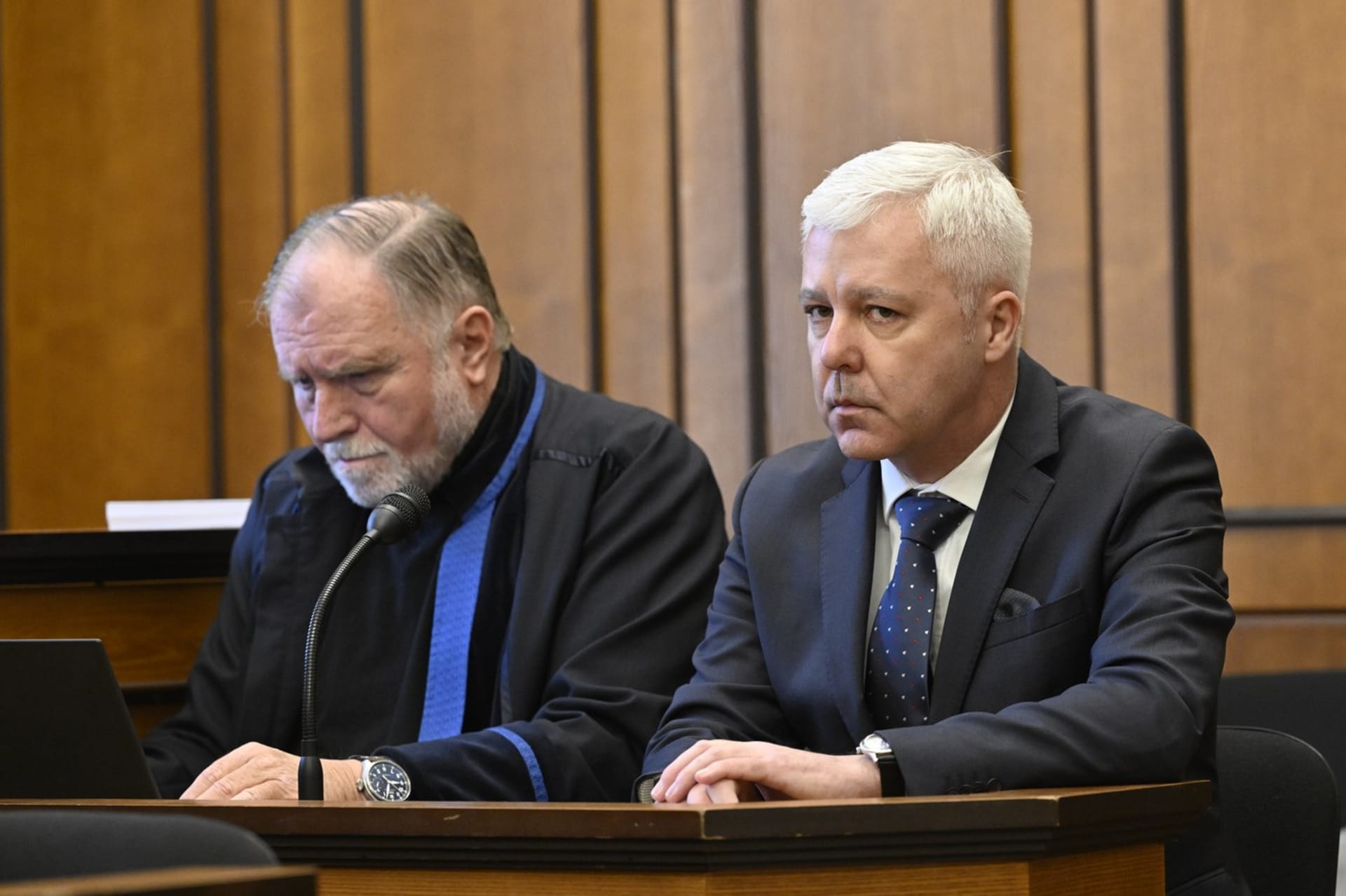 Moravskoslezský hejtman Jan Krkoška (ANO) a jeho obhájce Tomáš Sokol (vlevo) u soudu (21. 3. 2024)