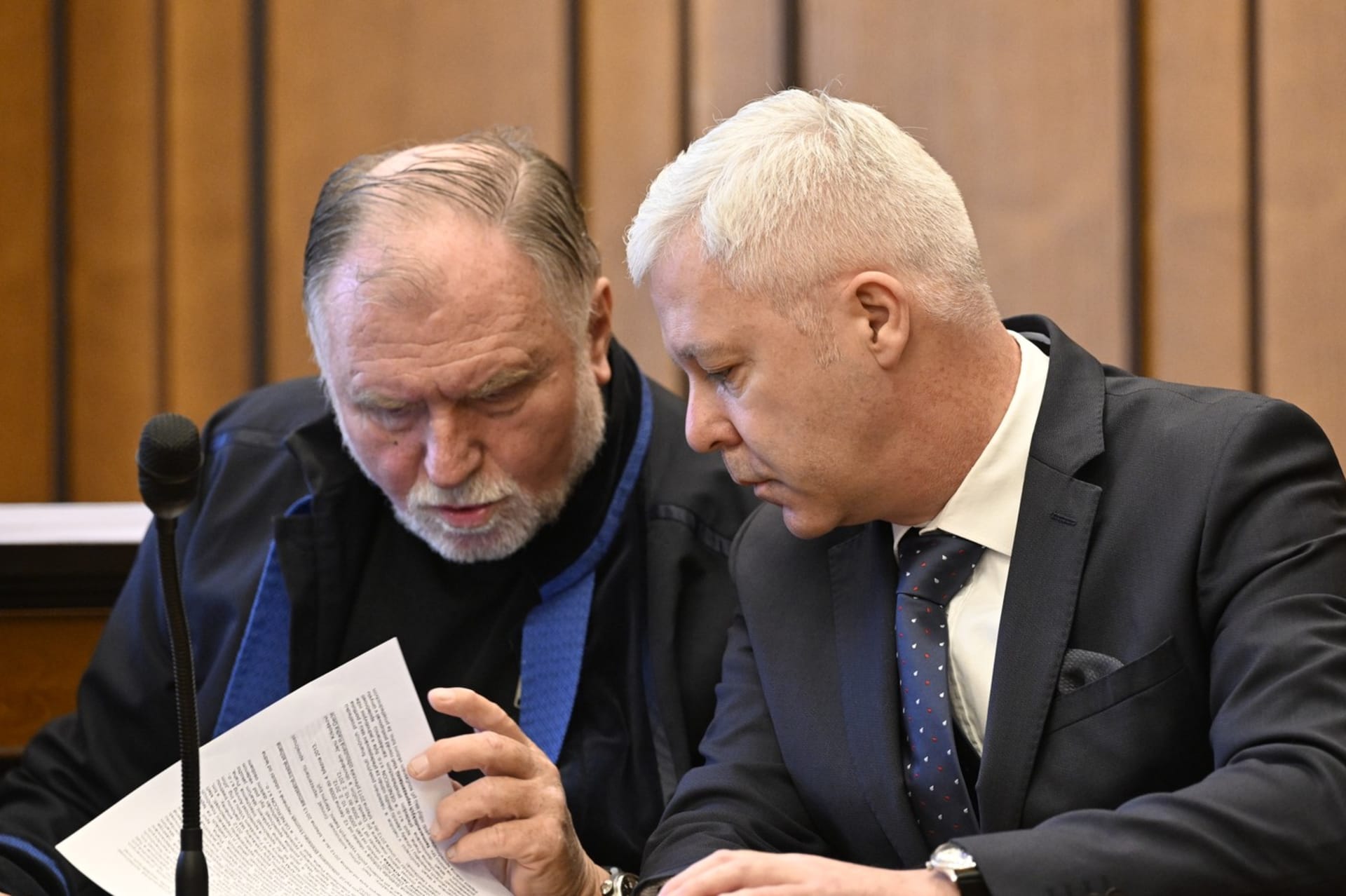 Moravskoslezský hejtman Jan Krkoška (ANO) a jeho obhájce Tomáš Sokol (vlevo) u soudu (21. 3. 2024)