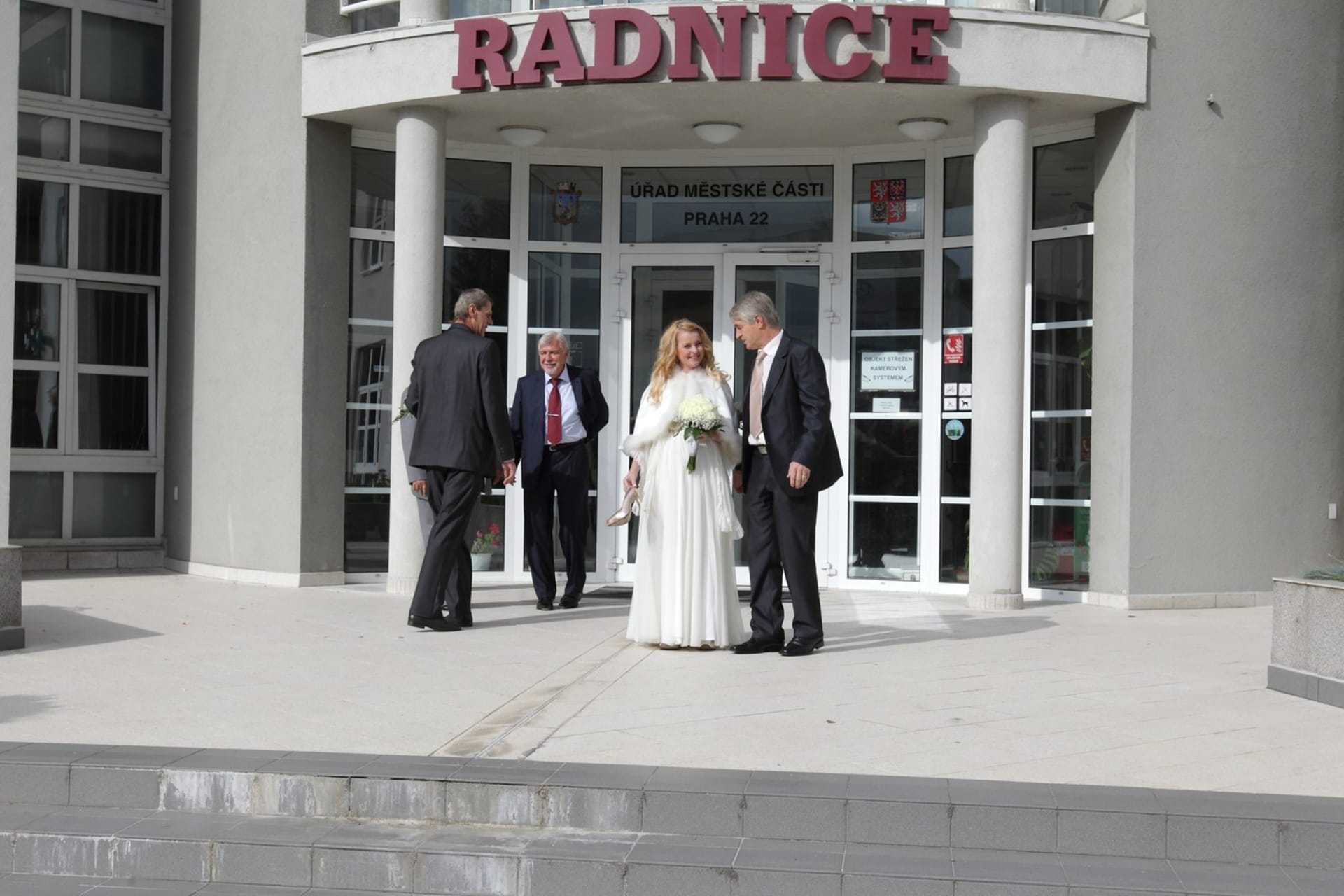 21. září 2013 si Iveta Bartošová na radnici v Uhříněvsi vzala Josefa Rychtáře za muže.