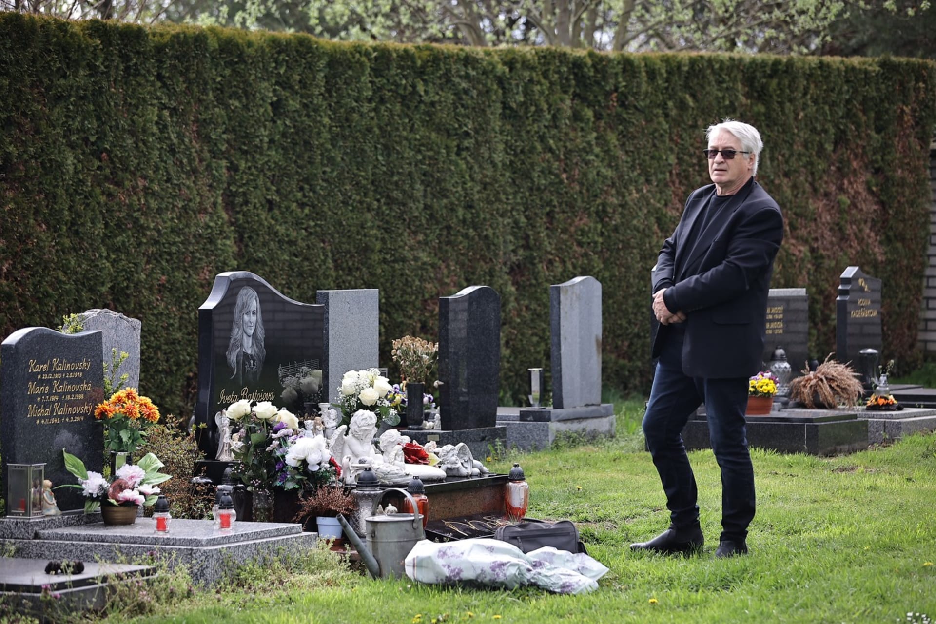 Vdovec po Bartošové Rychtář rok co rok 29. dubna chodí k hrobu uctít památku Bartošové. Ostatky zpěvačky se však v hrobu podle všeho stále nenacházejí.