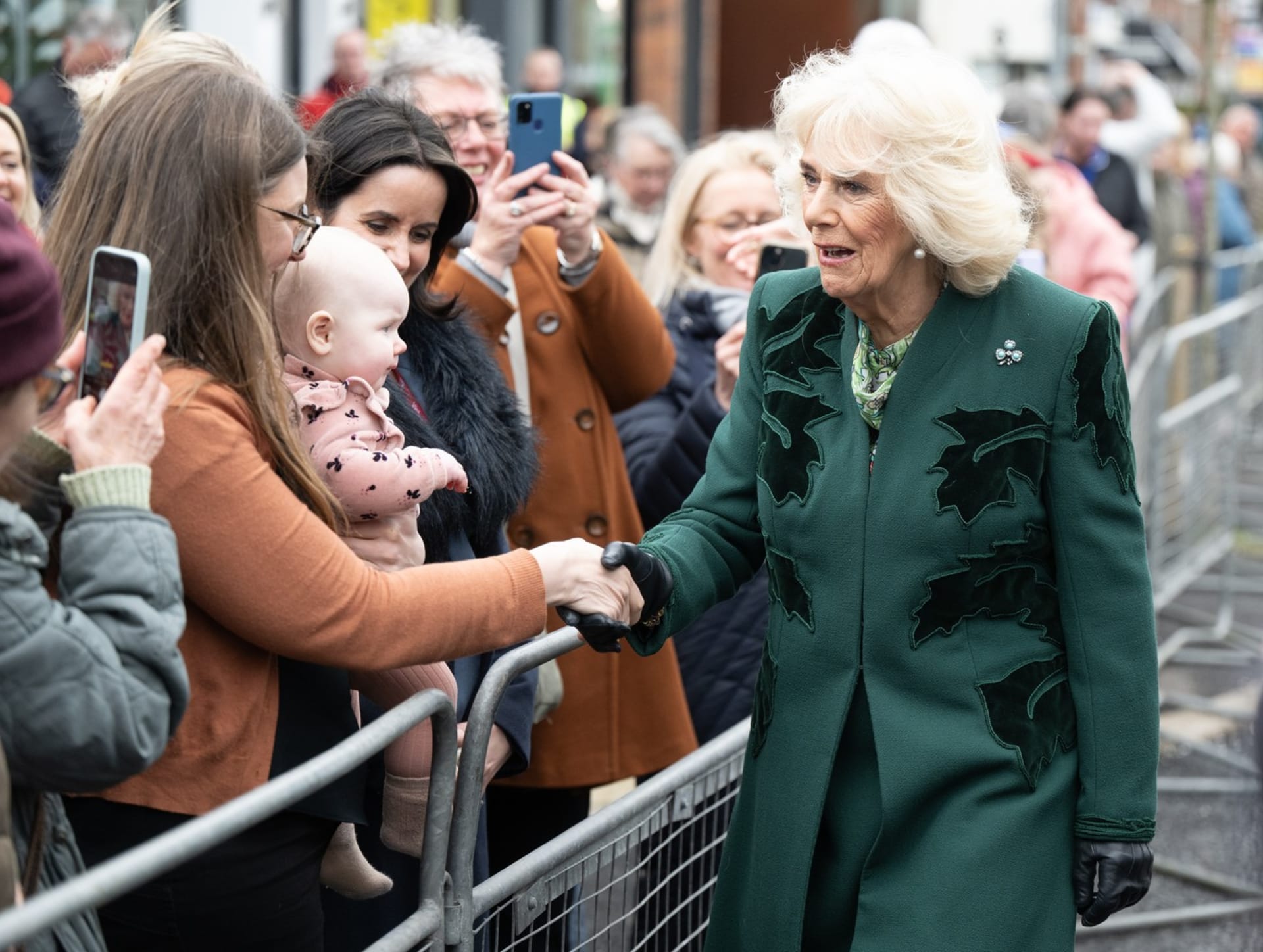 Královna Camilla pozdravila během návštěvy Severního Irska veřejnost. 