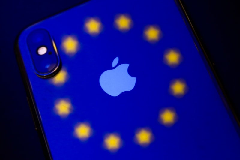 Evropská unie si došlápla na Apple, výrobce iPhone.