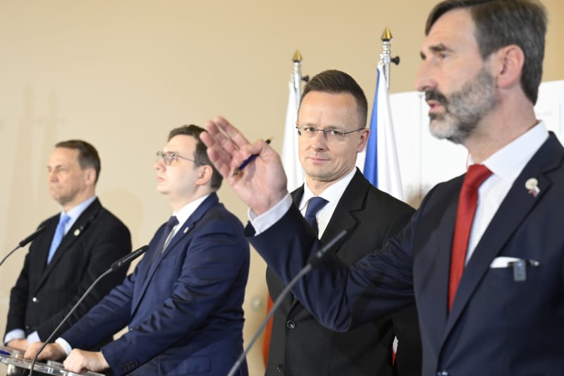 Šéfové diplomacií zemí Visegrádské skupiny (V4) při jednání v Praze.