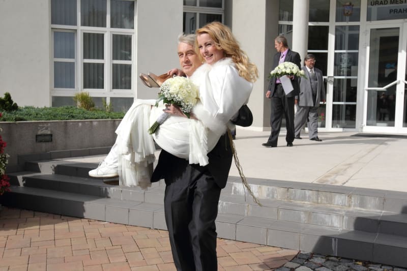 Svatební obřad byl zcela soukromý, šťastný manžel posléze Ivetu ze schodů radnice snesl v náručí.