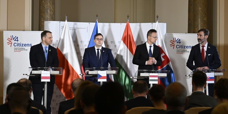 Šéfové diplomacií zemí Visegrádské skupiny (V4) při jednání v Praze.
