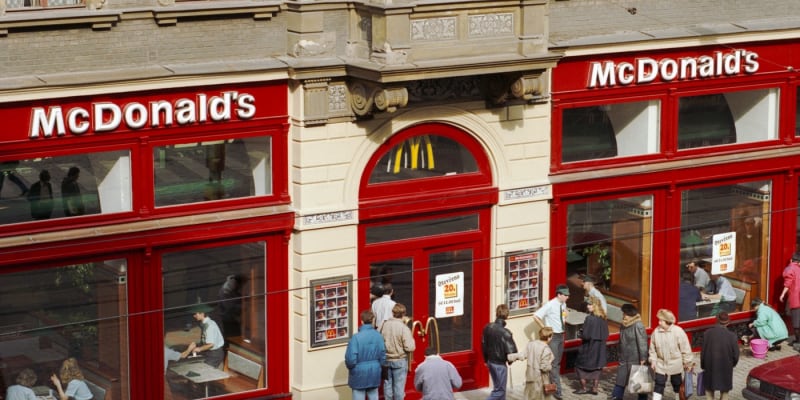Otevření první restaurace McDonalds v Česku