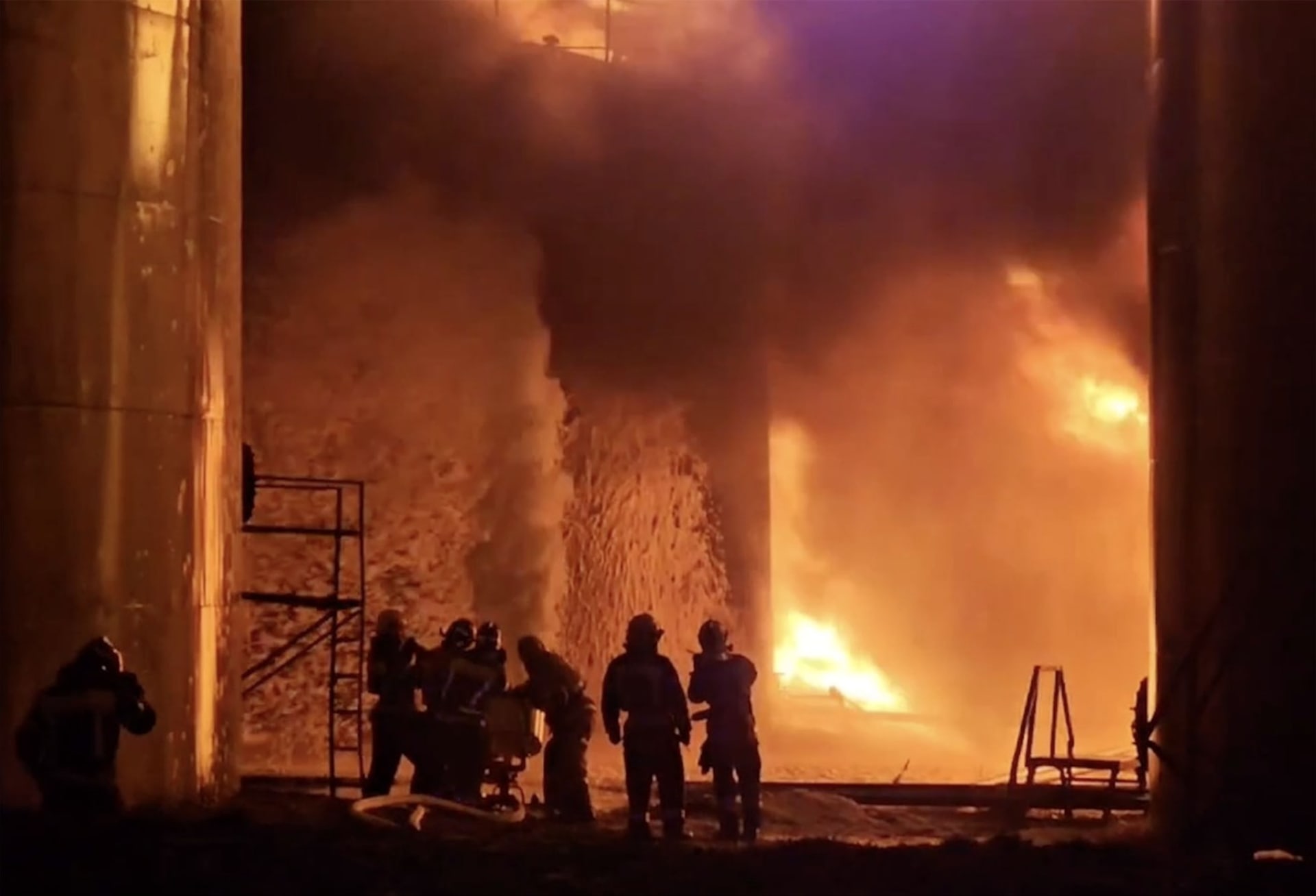 Požár ropného skladu v Kurské oblasti na hranicích Ruska s Ukrajinou po únorovém útoku dronu