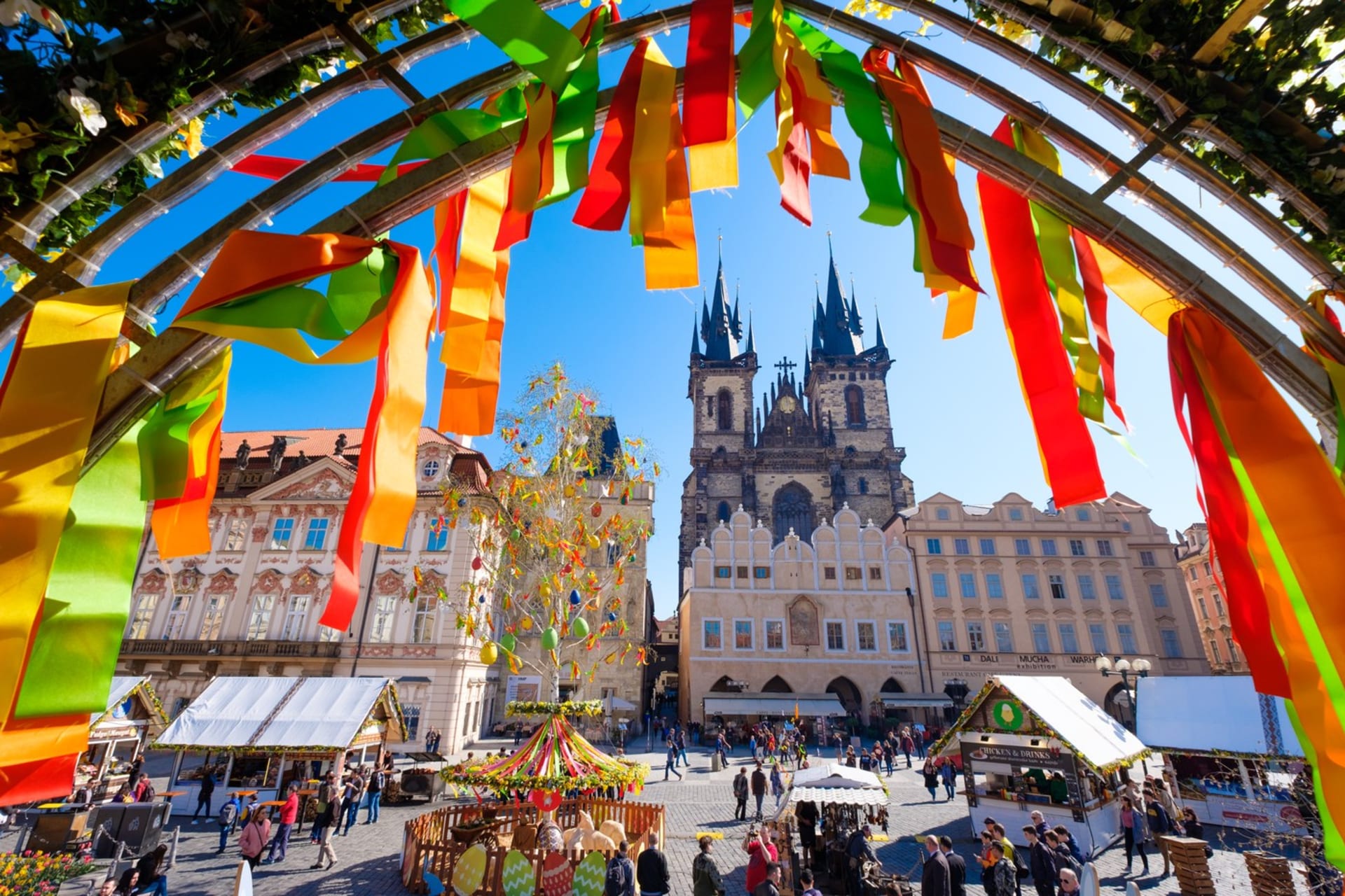 Největší velikonoční trhy v Česku se konají na Staroměstském náměstí v Praze.