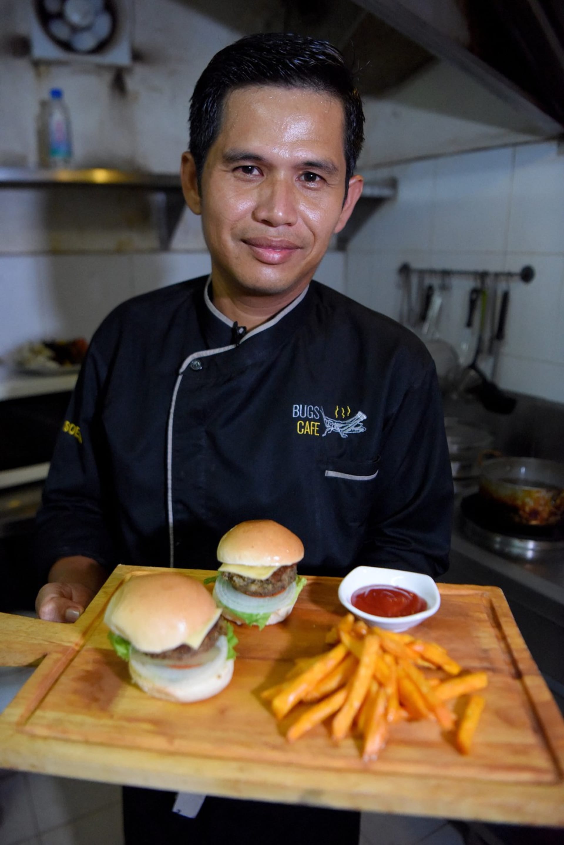 Tento hamburger šéfkuchař z Kambodži  připravil s paté z mravenců
