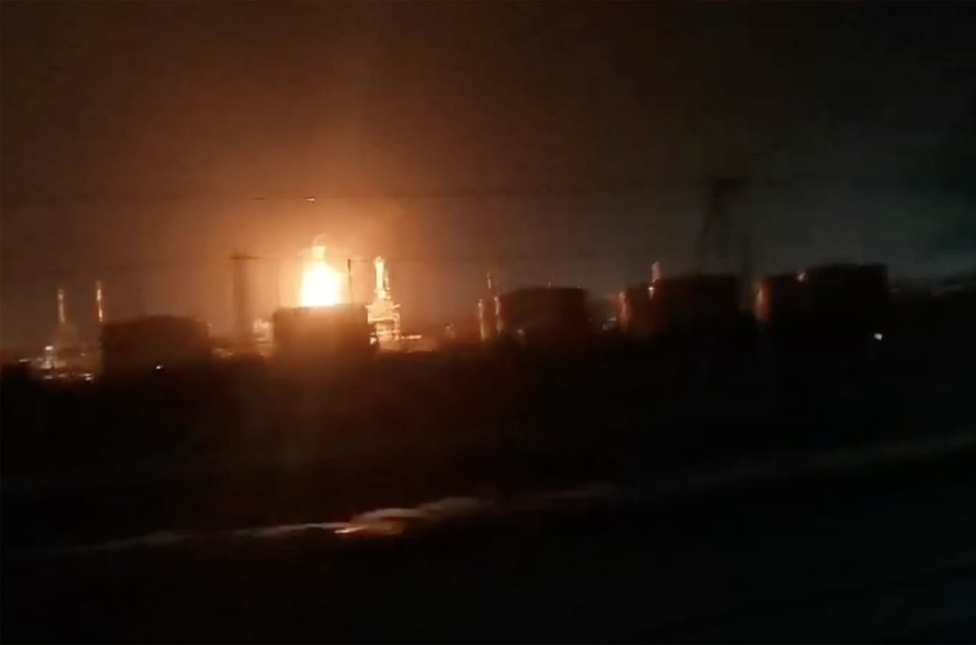 Útok ukrajinských dronů na ropnou rafinerii Slavjansk na Kubani na jihu Ruska