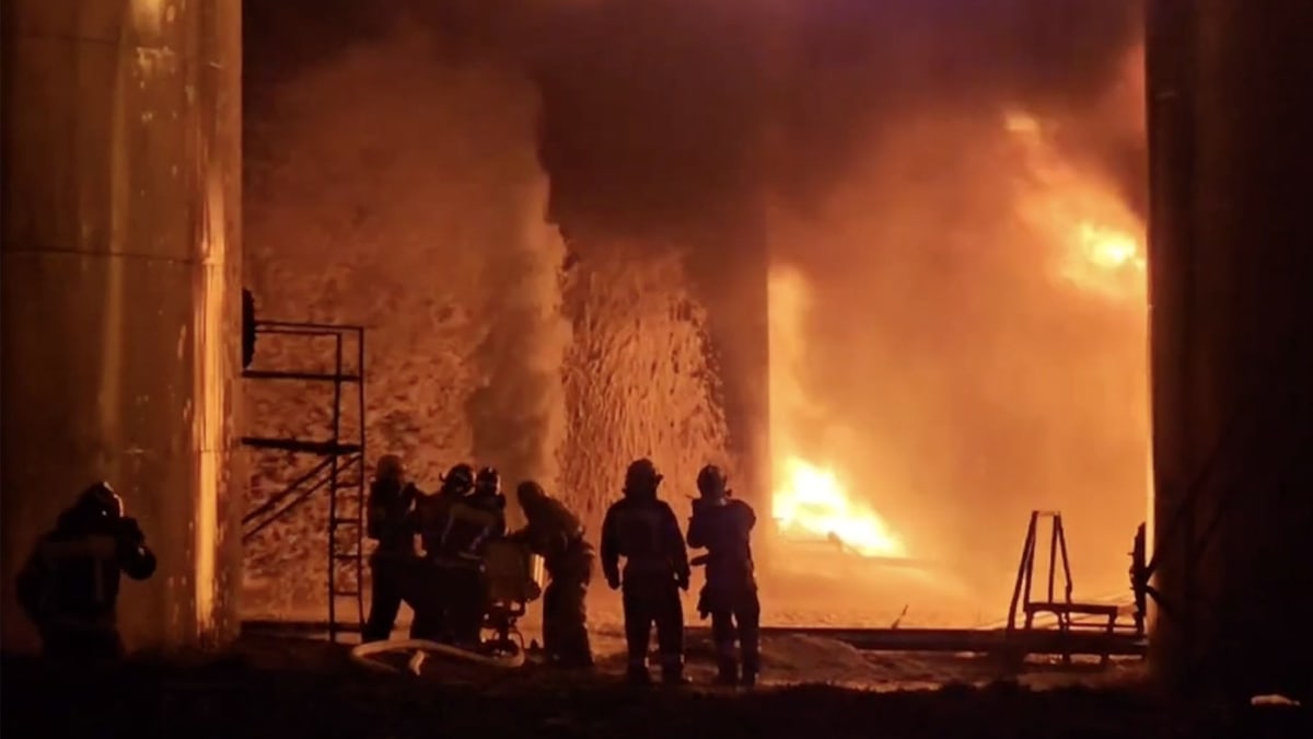 Požár ropného skladu v Kurské oblasti na hranicích Ruska s Ukrajinou po únorovém útoku dronu