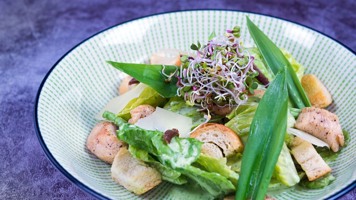 Jarní Caesar salát s medvědím česnekem a kuřecím masem
