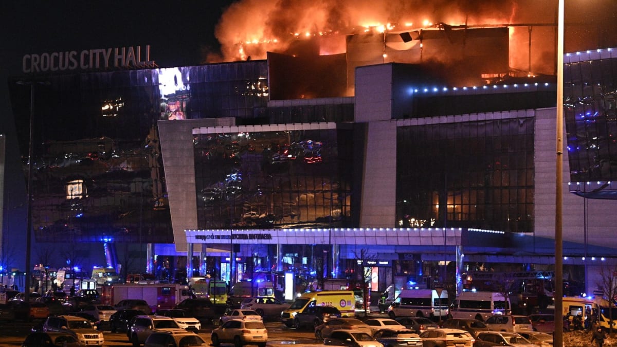 Crocus City Hall v plamenech 