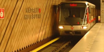 Kolaps metra v Praze. Část trasy C byla tři hodiny mimo provoz kvůli závadě na trati