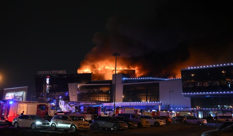 Crocus City Hall v plamenech 