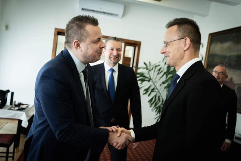 Maďarský ministr zahraničí Péter Szijjártó se v Praze sešel s předsedou neparlamentního hnutí PRO Jindřichem Rajchlem.