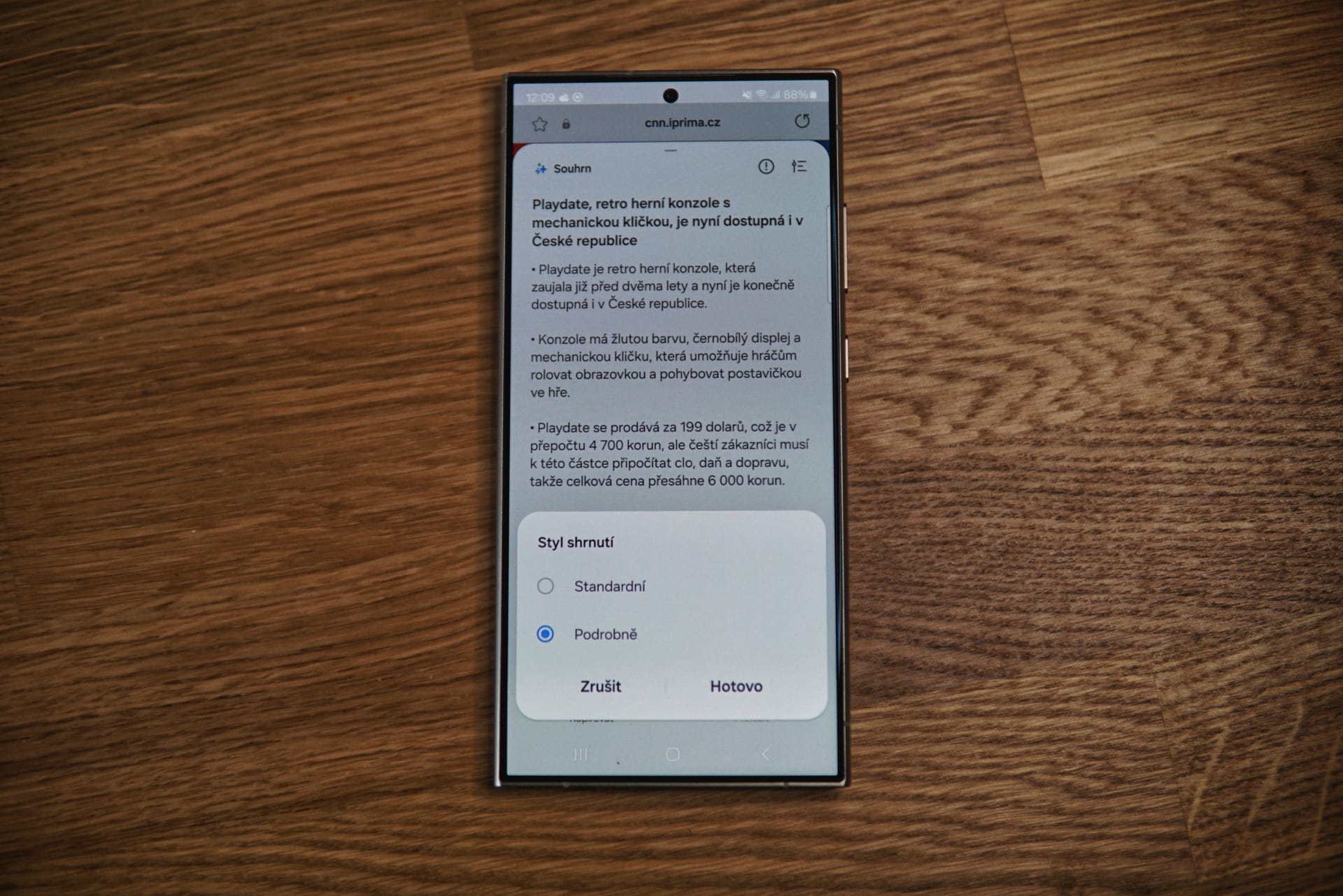 Samsung Galaxy S24 Ultra nabízí dvě možnosti shrnutí textu: standardní nebo podrobný. 