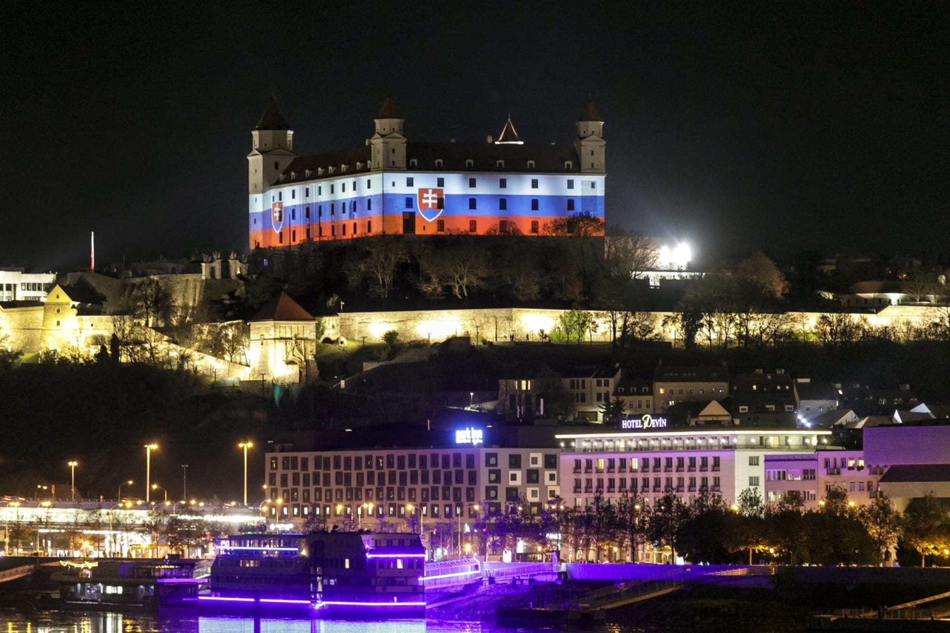 Bratislavský hrad slavnostně nasvícený při příležitosti oslav Sametové revoluce 17. listopadu 2020