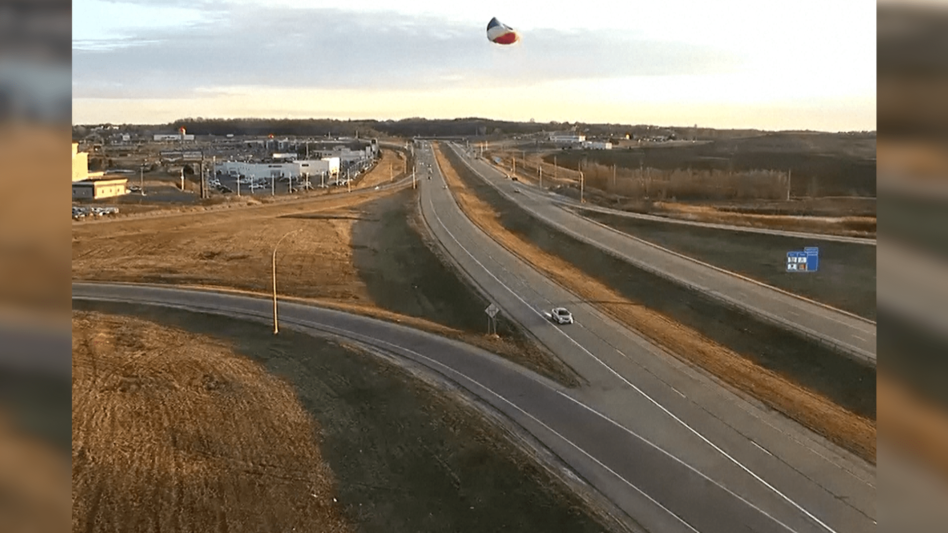Dálniční kamery zachytily nehodu horkovzdušného balonu.