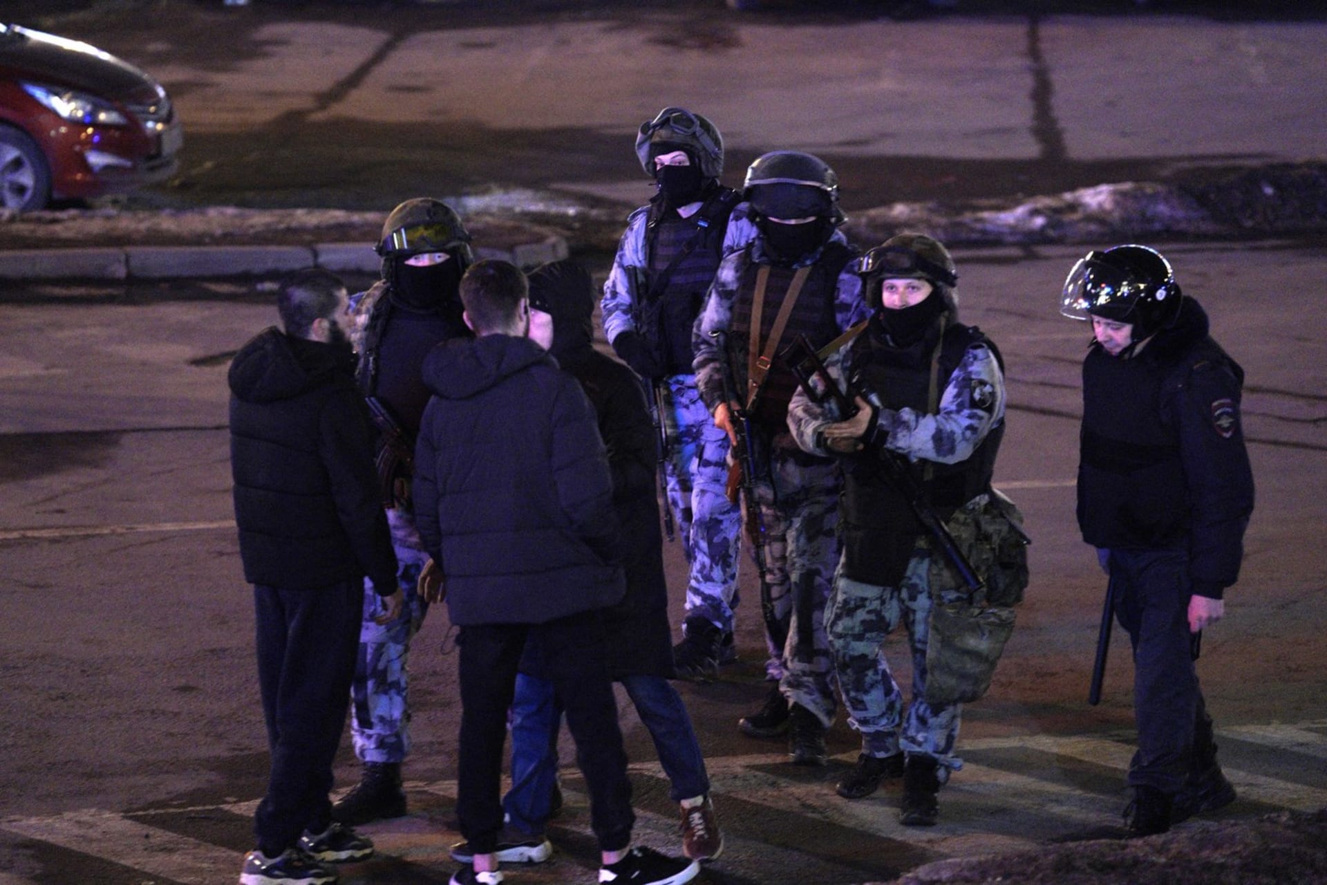 Teroristický útok v Moskvě si vyžádal více než 60 obětí.