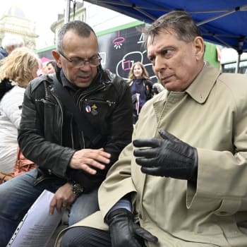 Protivládní demonstrace v Praze se zúčastnili i bývalí politici ČSSD Jaroslav Foldyna a Jiří Paroubek.