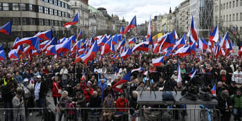 Protivládní protest v Praze přilákal tisíce lidí. Trenér Růžička se omluvil pro nemoc