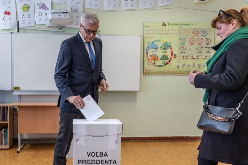 Kandidát na slovenského prezidenta Ivan Korčok hlasuje v prvním kole prezidentských voleb (23. 3. 2024). 