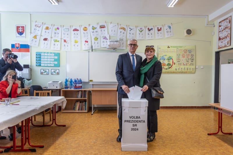 Kandidát na slovenského prezidenta Ivan Korčok již odvolil (23. 3. 2024). 
