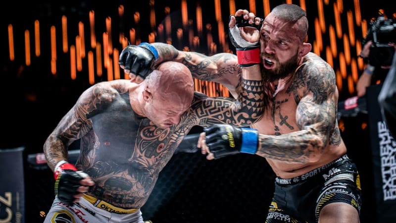 MMA bojovník Miroslav Brož (vpravo)