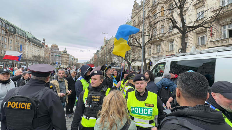 Na demonstraci strany PRO na pražském Václavském náměstí docházelo ke slovním potyčkám (23. 3.2024)