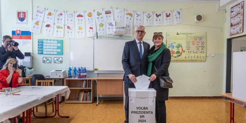 Kandidát na slovenského prezidenta Ivan Korčok již odvolil (23. 3. 2024). 