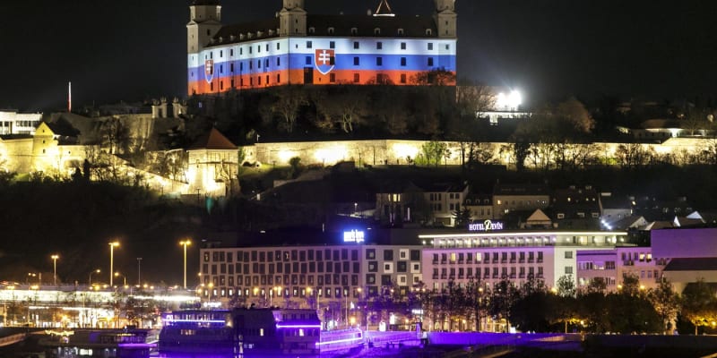 Bratislavský hrad slavnostně nasvícený při příležitosti oslav Sametové revoluce 17. listopadu 2020