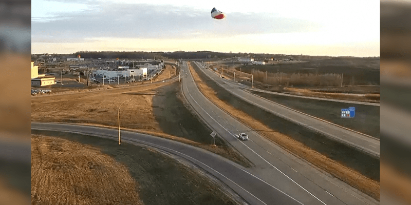 Dálniční kamery zachytily nehodu horkovzdušného balonu.