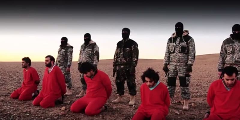 Organizace Islámský stát v minulosti proslula tím, že zabíjení zajatců vysílala přes děsivá videa do celého světa. 