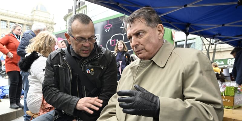 Protivládní demonstrace v Praze se zúčastnili i bývalí politici ČSSD Jaroslav Foldyna a Jiří Paroubek.