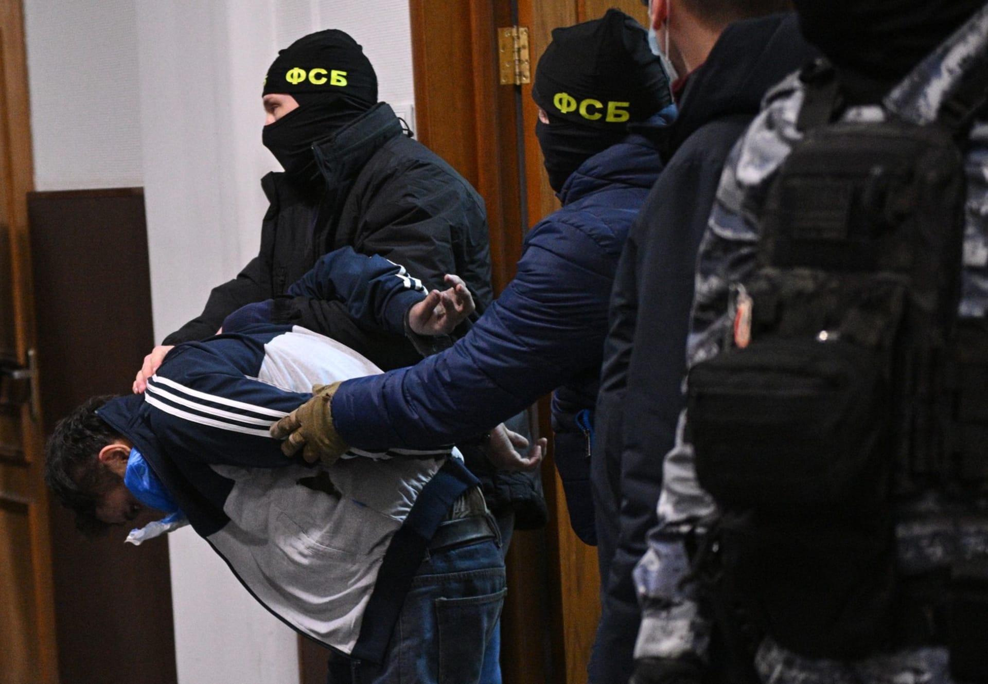Moskevský soud obvinil dva podezřelé z útoku v koncertní síni z terorismu.