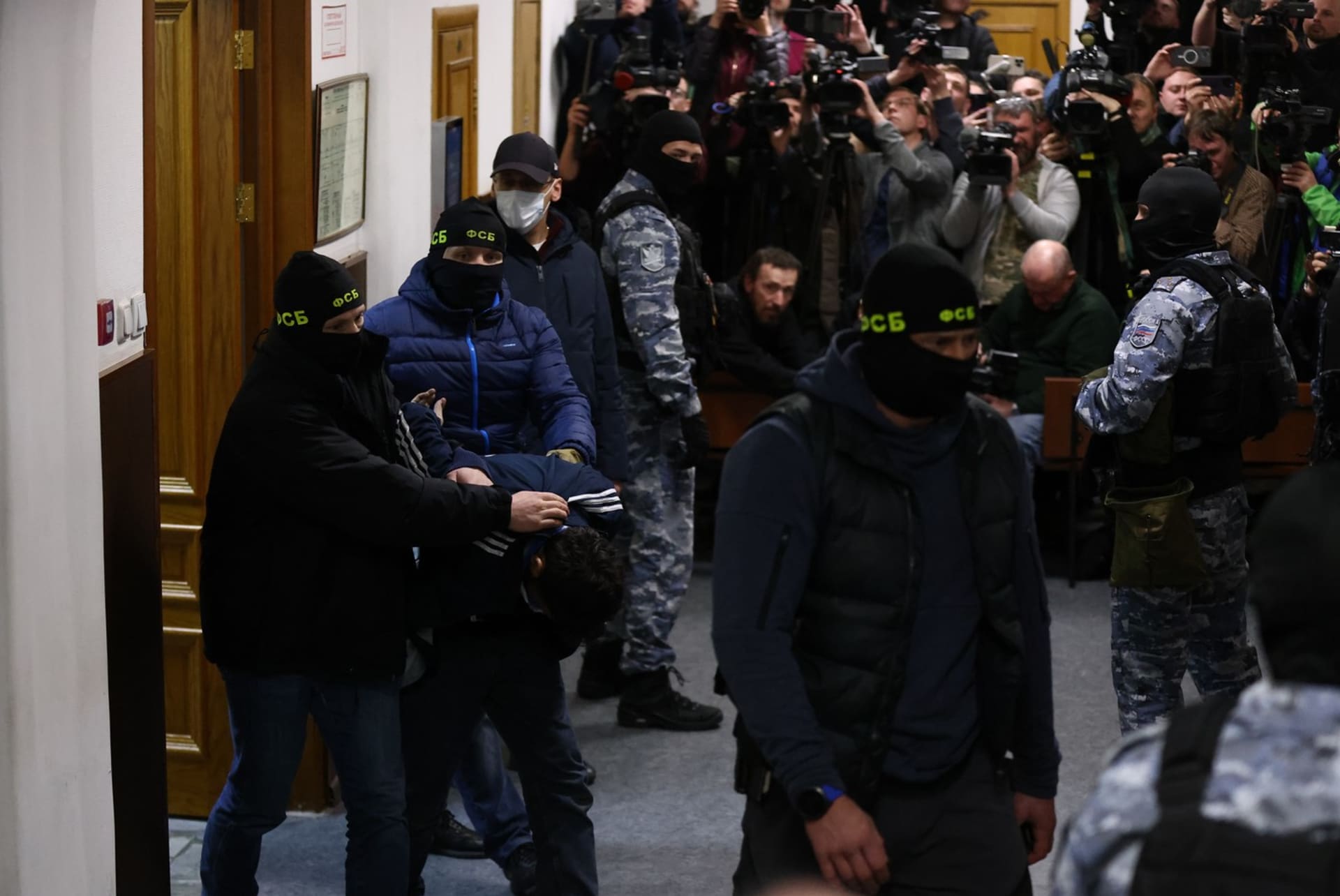 Moskevský soud obvinil dva podezřelé z útoku v koncertní síni z terorismu.