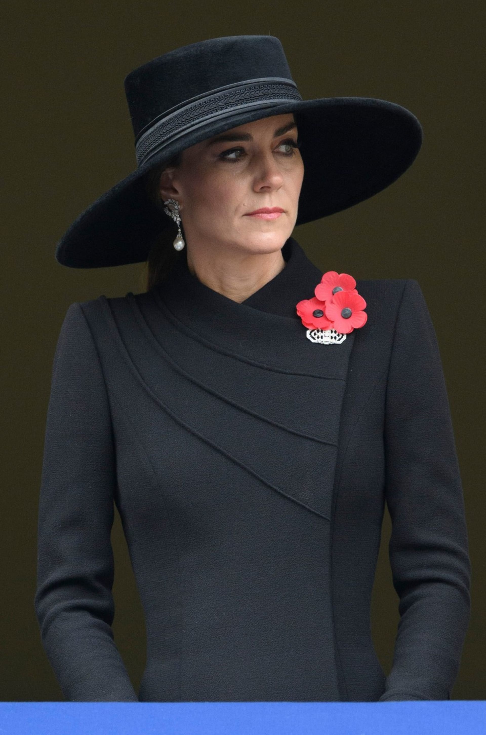 Černou barvu Kate do šatníku ani do líčení obvykle nezahrnuje.