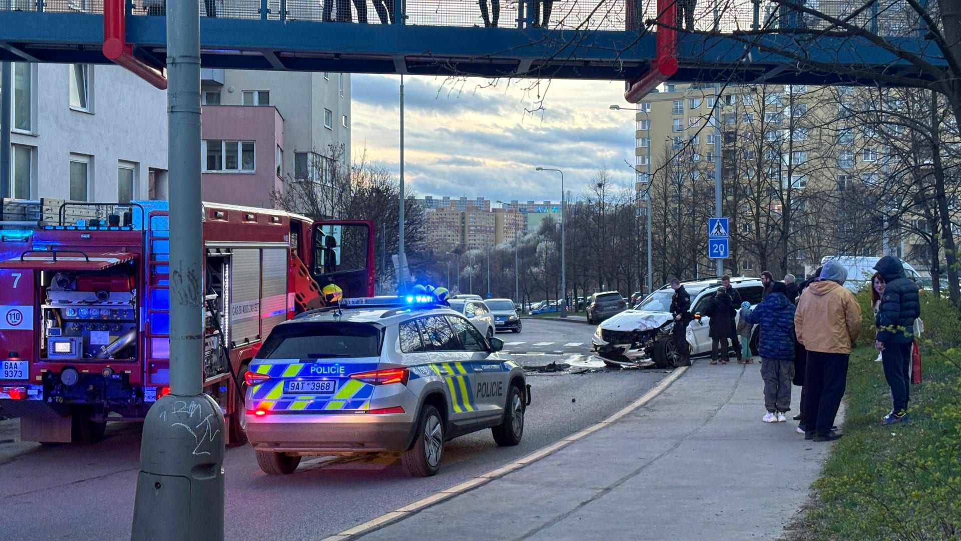 Nehoda několika aut v Petržílkově ulici